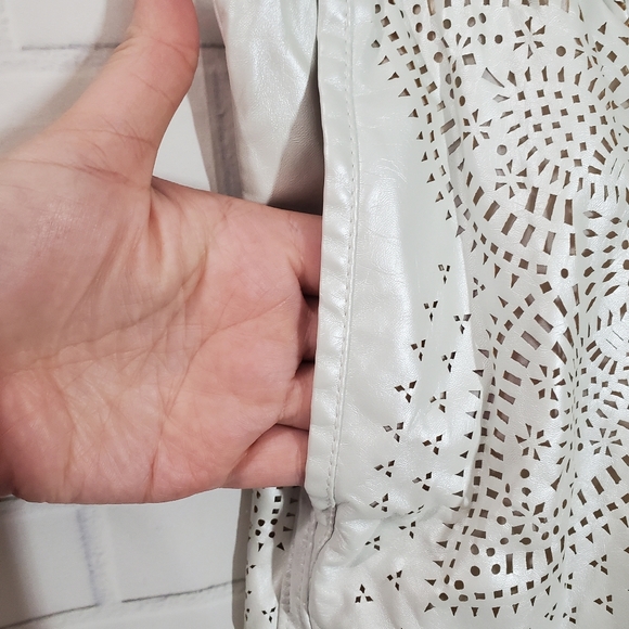 Blank NYC Pearl White Filigree Faux Leather Short - Picture 6 of 11